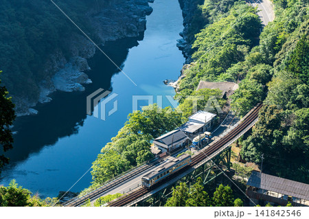小歩危峡沿いを走るJR土讃線の特急列車 小歩危峡沿いを走るJR土讃線の特急列車 141842546