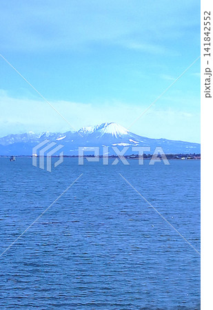 冬晴れの中海と雄大にそびえる大山 冬晴れの中海と雄大にそびえる大山 141842552