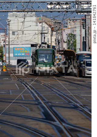高知市内を走る「とさでん交通」の路面電車 高知市内を走る「とさでん交通」の路面電車 141842761
