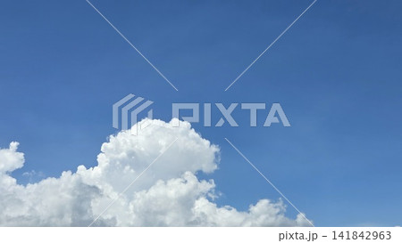 夏の青空と白い雲 141842963