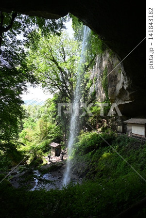 滝のある風景 141843182