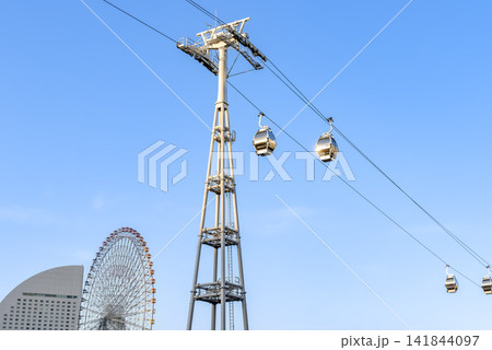横浜みなとみらいのヨコハマエアキャビンと青空 141844097
