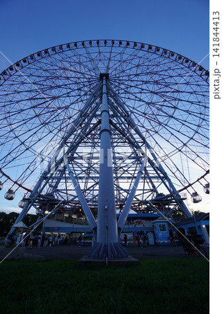 夕暮れ時の葛西臨海公園「ダイヤと花の大観覧車」の巨大な鉄骨とシンメトリー構図 夕暮れ時の葛西臨海公園「ダイヤと花の大観覧車」の巨大な鉄骨とシンメトリー構図 141844413
