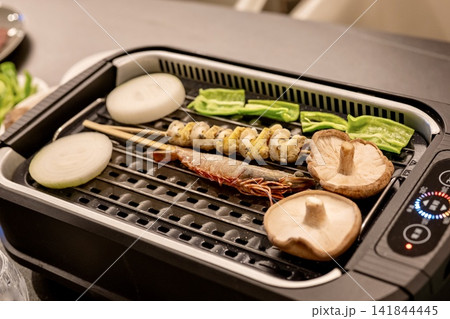 ホットプレートで焼く海鮮と野菜のバーベキュー ホットプレートで焼く海鮮と野菜のバーベキュー 141844445