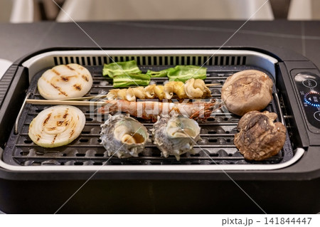 ホットプレートで焼く海鮮と野菜のバーベキュー ホットプレートで焼く海鮮と野菜のバーベキュー 141844447
