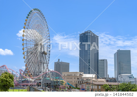 横浜みなとみらいの都市風景　コスモクロック21と高層ビル 141844502