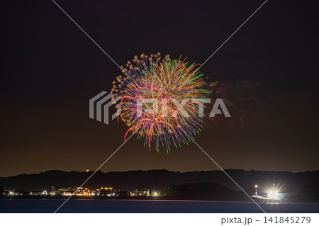 伊良湖から見た篠島ぎおん祭り・野島まつりの花火の風景(愛知県) 141845279