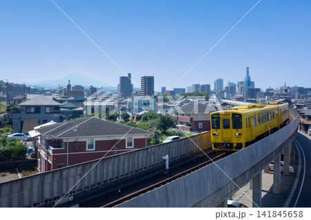大分市街地と高架の列車 大分市街地と高架の列車 141845658