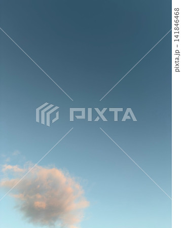 夕空に浮かぶ一片の雲 夕空に浮かぶ一片の雲 141846468