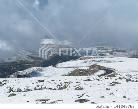 にわか雪が去った後の夏山の風景 にわか雪が去った後の夏山の風景 141848768