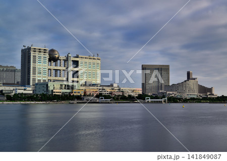台場公園から見るお台場海浜公園の風景 長秒撮影 141849087