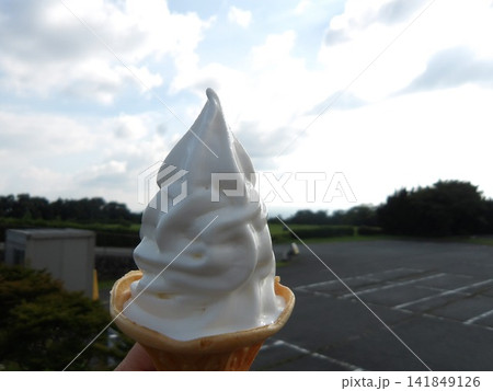 夏の青空と雲を背景にした濃厚なソフトクリーム 夏の青空と雲を背景にした濃厚なソフトクリーム 141849126