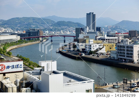 長崎市の川と赤い橋のある街並みと都市の風景 141849299