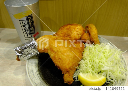 居酒屋で楽しむ豪快な骨付き鶏の唐揚げ(半身揚げ)と冷えたレモンサワー|新潟グルメ素材 居酒屋で楽しむ豪快な骨付き鶏の唐揚げ(半身揚げ)と冷えたレモンサワー|新潟グルメ素材 141849521