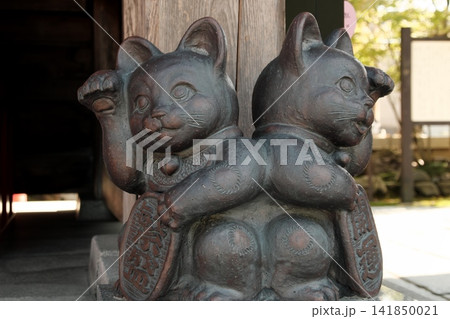 背中合わせに福を招くユニークな一対の招き猫像|縁起物と神社の境内風景 背中合わせに福を招くユニークな一対の招き猫像|縁起物と神社の境内風景 141850021
