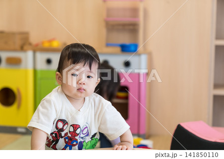 キッズルームでおもちゃを持ち遊ぶ日本人の男の赤ちゃん 141850110