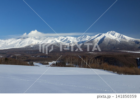 冬の知床連山と雪原が織りなす北海道の絶景風景 141850359
