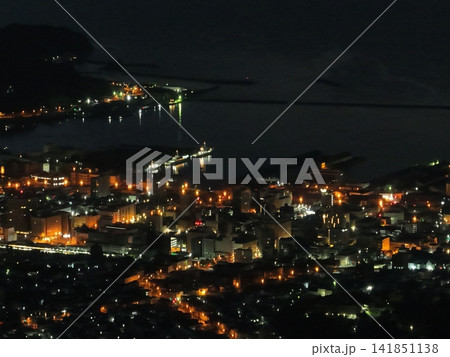 ＜空撮・北海道＞天狗山から見た小樽の街　夜景 141851138