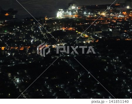 ＜空撮・北海道＞小樽の天狗山から望む町の夜景 141851140