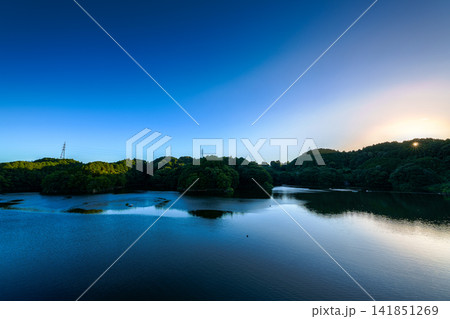 奈良県奈良市の布目ダム堰堤から南の布目湖夕景　12mm超広角レンズ 暮れていく夕空② 141851269
