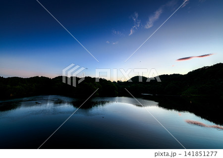 奈良県奈良市の布目ダム堰堤から南の布目湖夕景　12mm超広角レンズ 暮れていく夕空⑩ 141851277