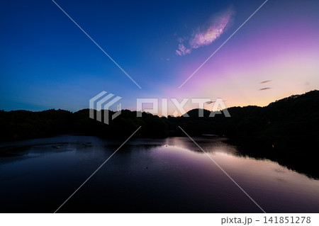 奈良県奈良市の布目ダム堰堤から南の布目湖夕景 12mm超広角レンズ 暮れていく夕空⑪ 奈良県奈良市の布目ダム堰堤から南の布目湖夕景 12mm超広角レンズ 暮れていく夕空⑪ 141851278