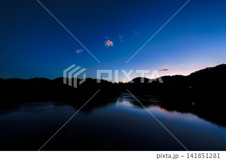 奈良県奈良市の布目ダム堰堤から南の布目湖夕景 12mm超広角レンズ 暮れていく夕空⑭ 奈良県奈良市の布目ダム堰堤から南の布目湖夕景 12mm超広角レンズ 暮れていく夕空⑭ 141851281