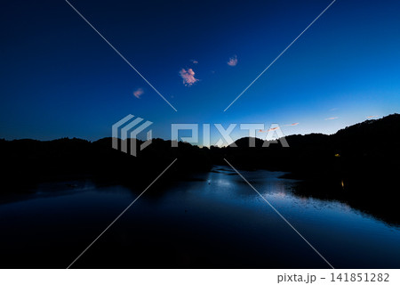 奈良県奈良市の布目ダム堰堤から南の布目湖夕景 12mm超広角レンズ 暮れていく夕空⑮ 奈良県奈良市の布目ダム堰堤から南の布目湖夕景 12mm超広角レンズ 暮れていく夕空⑮ 141851282