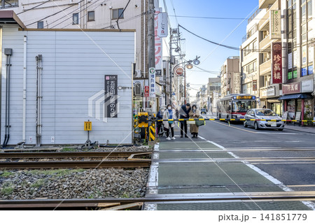 東京都大田区の都市風景 蓮沼駅前の踏切と池上線 141851779