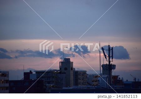 夕焼け空に浮かぶ雲はいろいろな形に変化して見飽きない 141852113