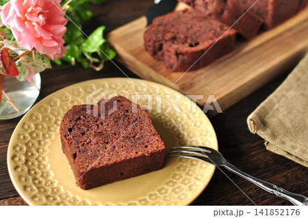 切り分けて皿にのせたチョコパウンドケーキ 141852176