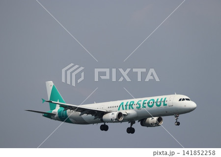 まもなく滑走路に着陸する旅客機 まもなく滑走路に着陸する旅客機 141852258