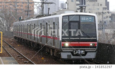 雪が舞い散る名鉄瀬戸線の清水駅に接近する4000系電車(普通・栄町行き) 雪が舞い散る名鉄瀬戸線の清水駅に接近する4000系電車(普通・栄町行き) 141852297