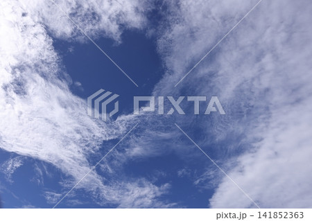 自然　気象　巻積雲、空を薄く覆うレースのような雲。色々な形の雲の中に逆飛行機雲も紛れ込んでいます② 141852363