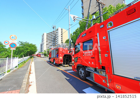 愛知県名古屋市、消火活動する消防車の風景 愛知県名古屋市、消火活動する消防車の風景 141852515