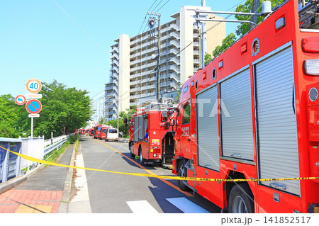 愛知県名古屋市、消火活動する消防車の風景 愛知県名古屋市、消火活動する消防車の風景 141852517