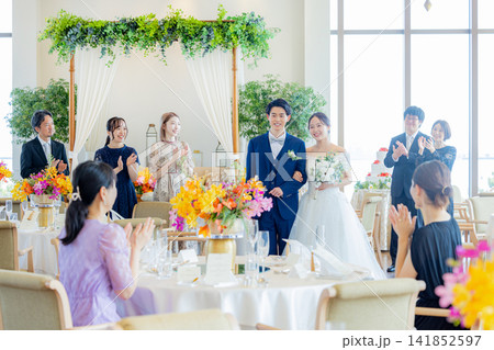 祝福される新郎新婦 141852597