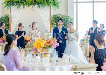 祝福される新郎新婦 141852598