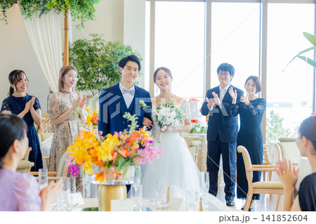 祝福される新郎新婦 祝福される新郎新婦 141852604