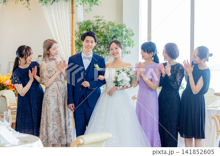 祝福される新郎新婦 141852605