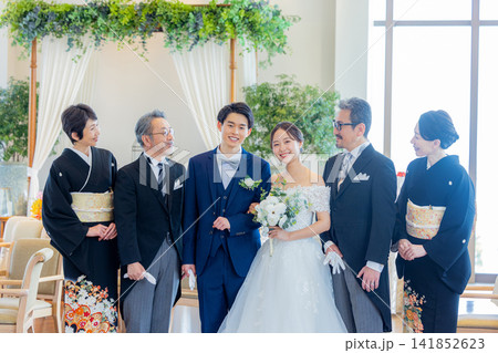披露宴会場で並ぶ新郎新婦と両親の家族写真 披露宴会場で並ぶ新郎新婦と両親の家族写真 141852623