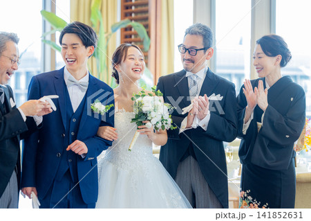 披露宴会場で並ぶ新郎新婦と両親の家族写真 披露宴会場で並ぶ新郎新婦と両親の家族写真 141852631