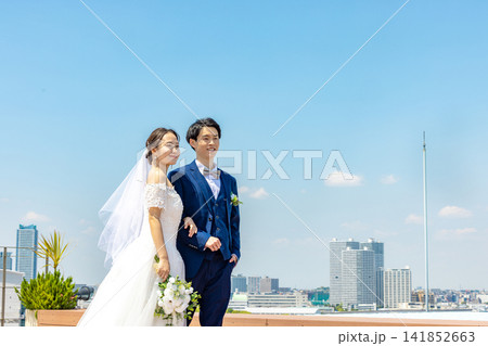 青空の下にいる新郎新婦 青空の下にいる新郎新婦 141852663