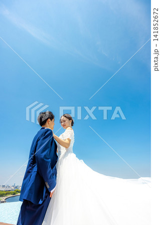 青空の下にいる新郎新婦 青空の下にいる新郎新婦 141852672