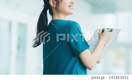 医療スタッフの女性 医療スタッフの女性 141853031