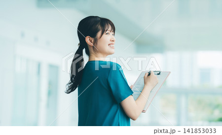 医療スタッフの女性 医療スタッフの女性 141853033