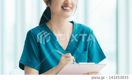 問診をする医療スタッフの女性 問診をする医療スタッフの女性 141853035