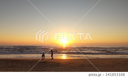 夏の夕暮れ波打ち際で遊ぶ子どもたち 夏の夕暮れ波打ち際で遊ぶ子どもたち 141853108