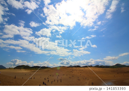 晴れ渡る大空と広がる雲と一面の砂丘 晴れ渡る大空と広がる雲と一面の砂丘 141853393