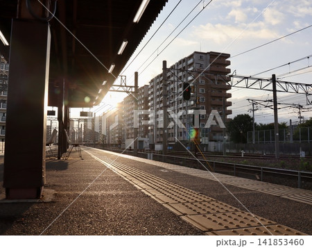 早朝の駅ホームに差し込む朝日とローカル鉄道風景 横構図|旅行・地域・鉄道・交通関連のWeb広告素材 早朝の駅ホームに差し込む朝日とローカル鉄道風景 横構図|旅行・地域・鉄道・交通関連のWeb広告素材 141853460